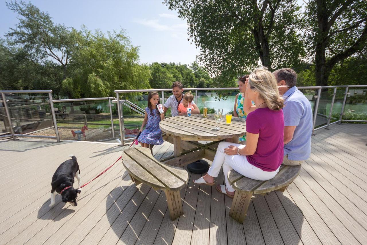 The Lakes Rookley Zewnętrze zdjęcie The observation deck at the park