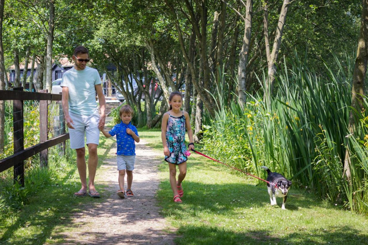 The Lakes Rookley Zewnętrze zdjęcie Family walking in the park