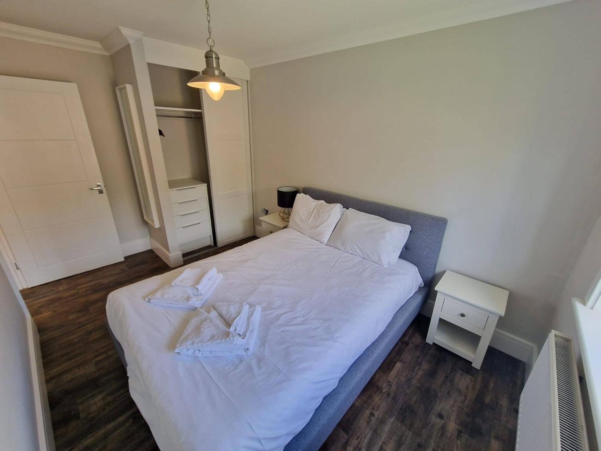 The Lakes Rookley Zewnętrze zdjęcie A bedroom in a serviced apartment