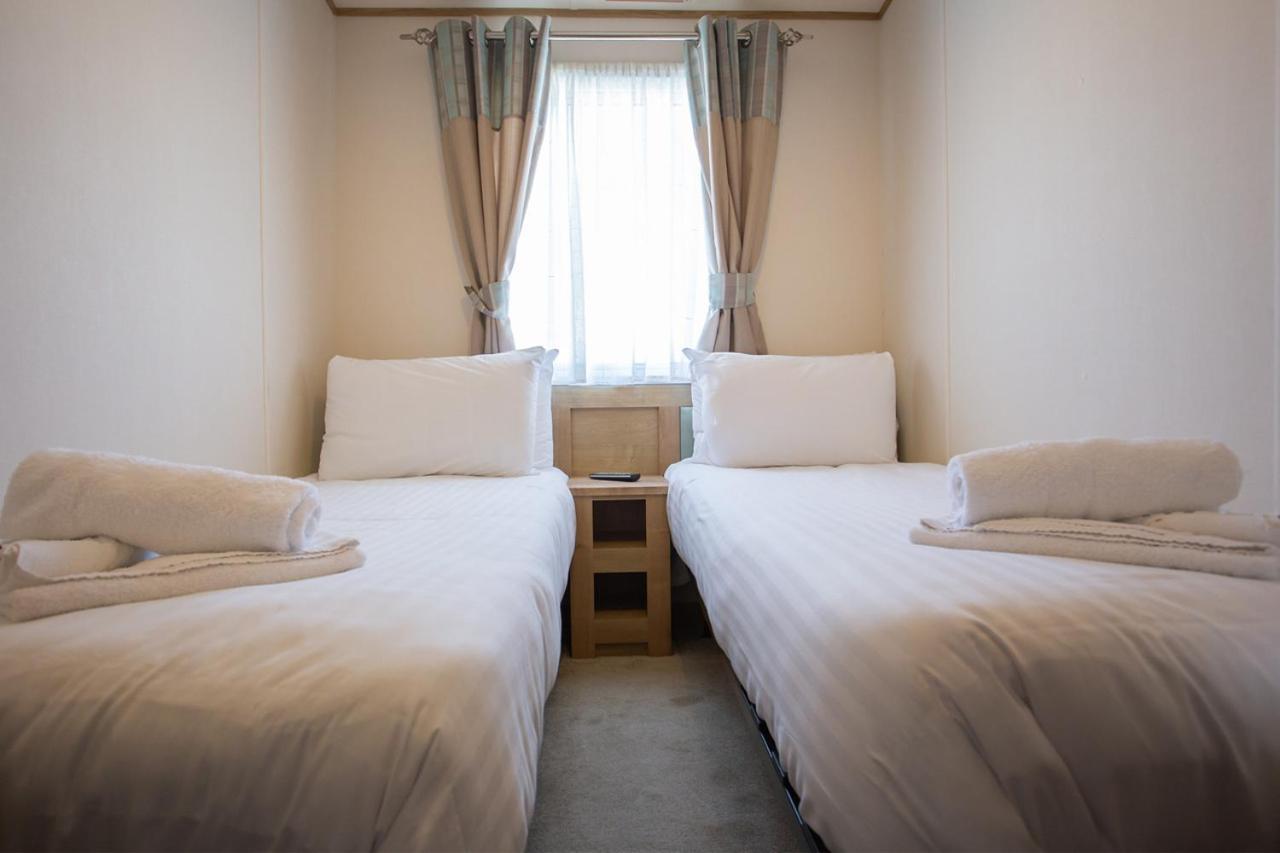 The Lakes Rookley Zewnętrze zdjęcie A room at a capsule hotel in Tokyo