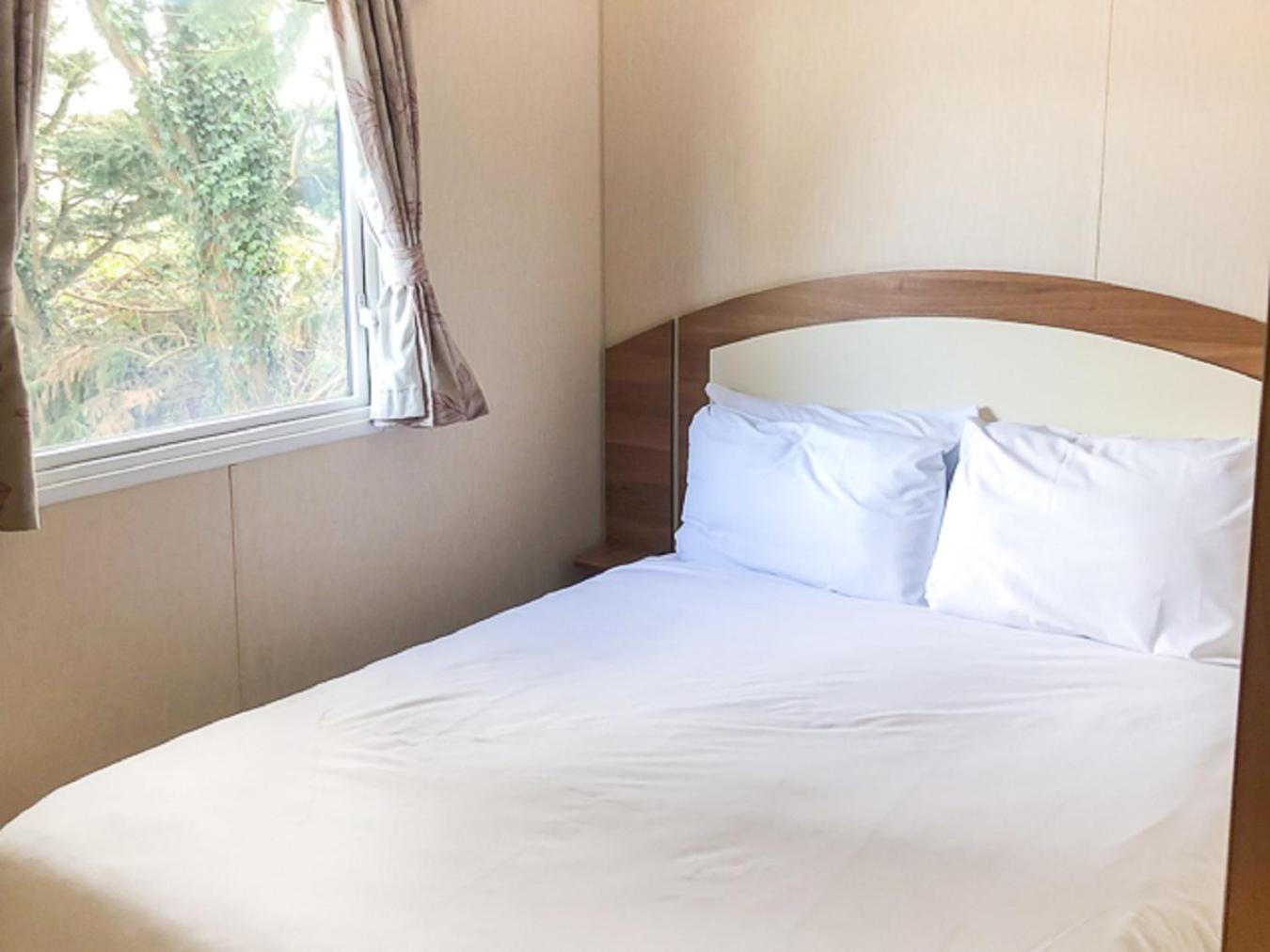 The Lakes Rookley Pokój zdjęcie A double bed in a static