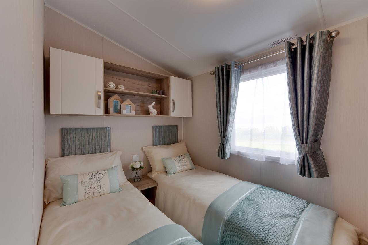 The Lakes Rookley Zewnętrze zdjęcie A bedroom in a static