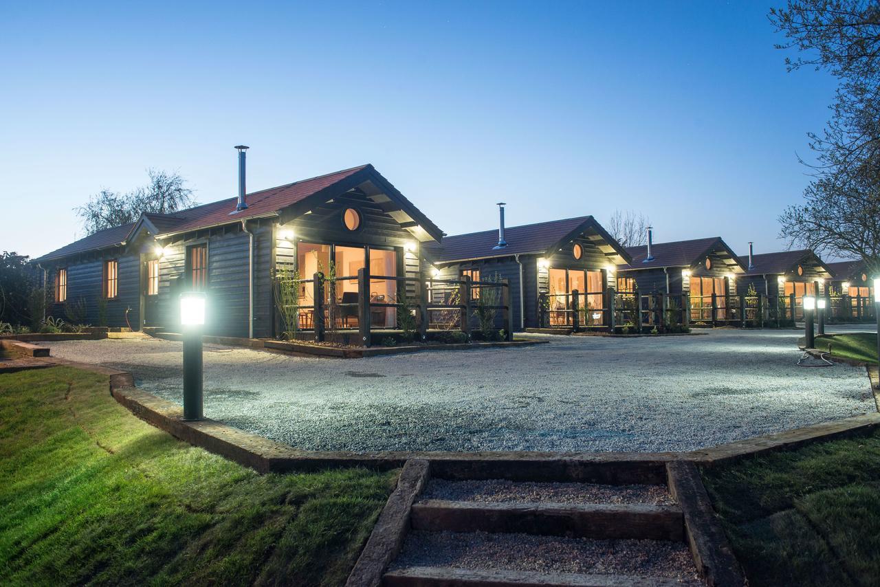 The Lakes Rookley Zewnętrze zdjęcie The Lodge at night