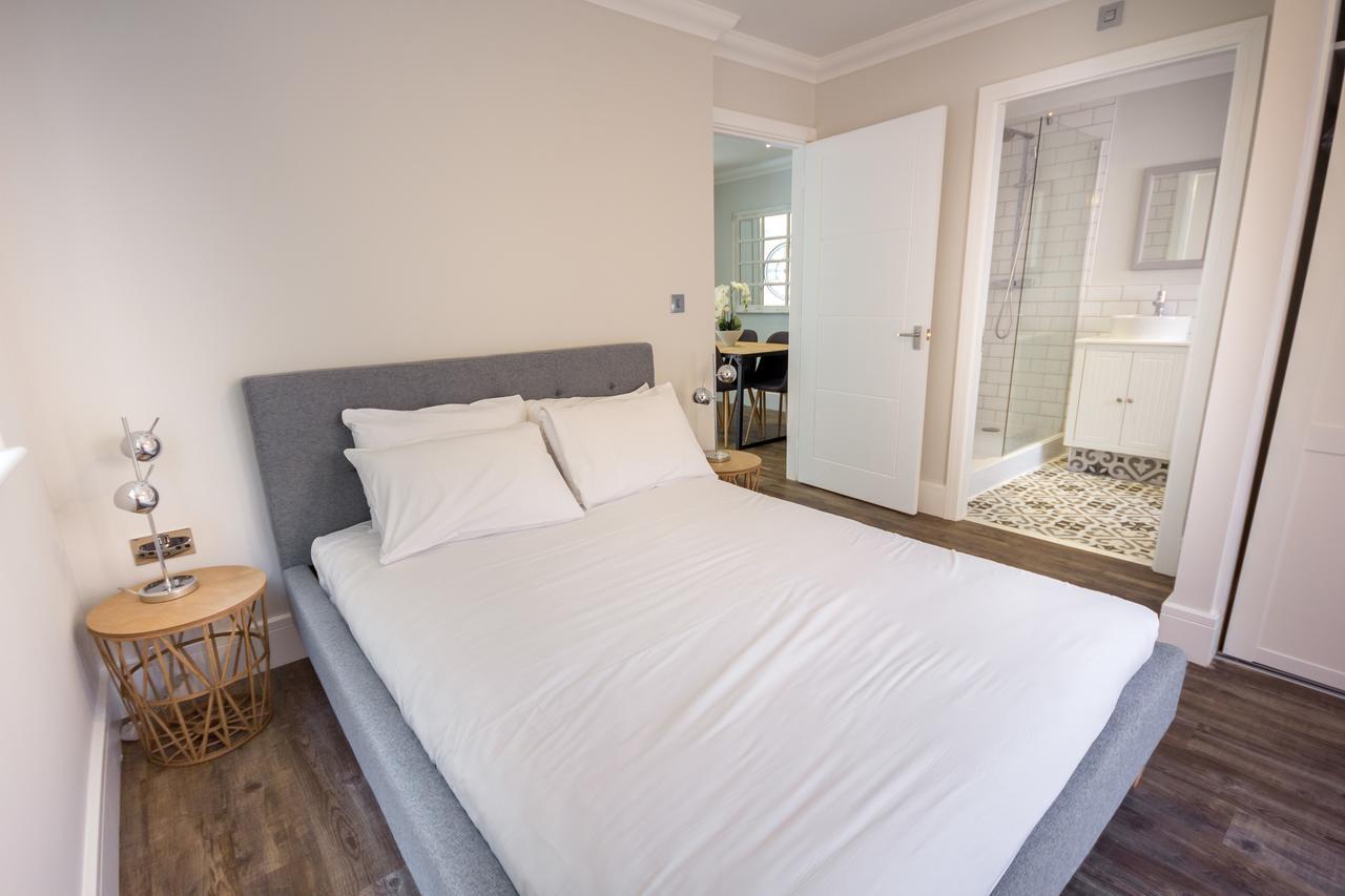 The Lakes Rookley Zewnętrze zdjęcie A bedroom in a serviced apartment in London