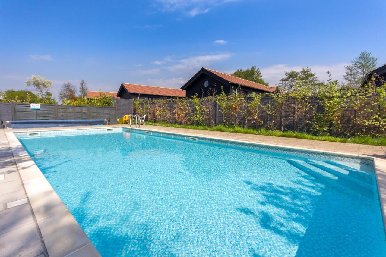The Lakes Rookley Zewnętrze zdjęcie The swimming pool at the school