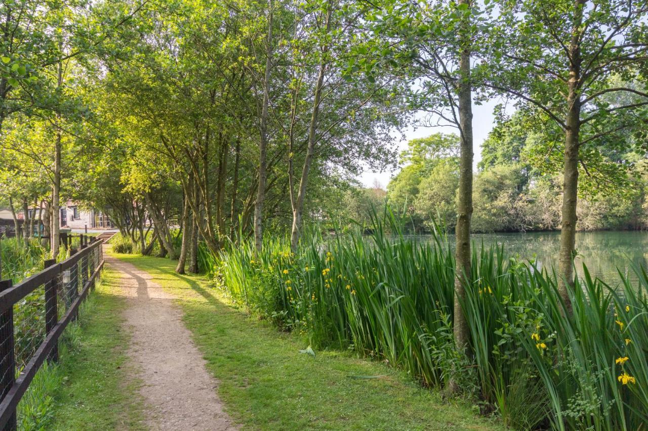 The Lakes Rookley Zewnętrze zdjęcie The lake at the centre of the park